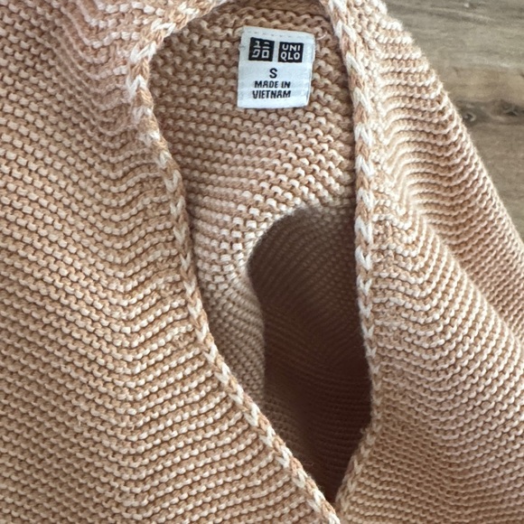 Uniqlo Beige V-Neck Sweater - Picture 10 of 10
